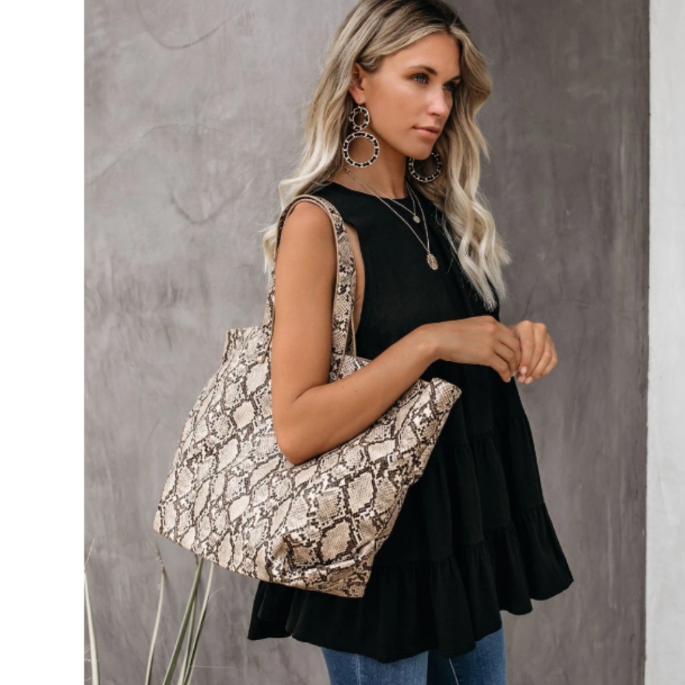 OCTAVIA Ruffle Hem Sleeveless Blouse - Picture 6 of 8